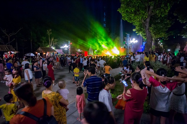 Quảng Ninh: Du khách 'chen chân' tại Khu vui chơi giải trí Tuần Châu - Hình 1