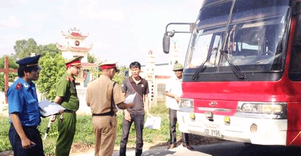TP Đà Nẵng: Kiểm tra ô tô vận chuyển khách trá hình mang biển kiểm soát nước ngoài