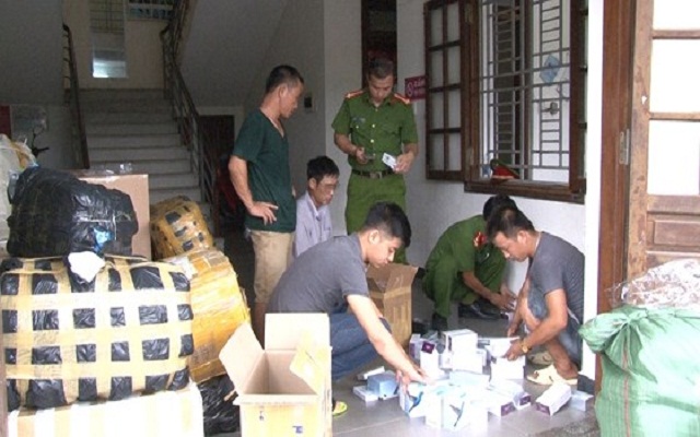 Phát hiện xe ô tô chở nhiều lô hàng không rõ nguồn gốc