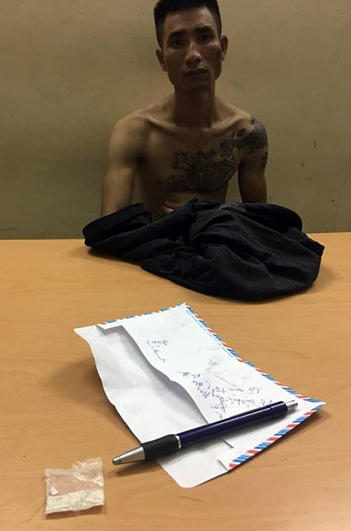 Hà Nội: Bắt đối tượng cho ma túy vào miệng phi tang khi gặp 141