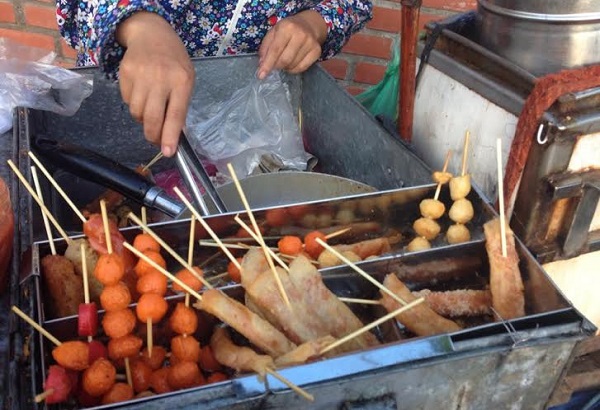 Hiểm họa khôn lường từ đồ ăn vặt vỉa hè