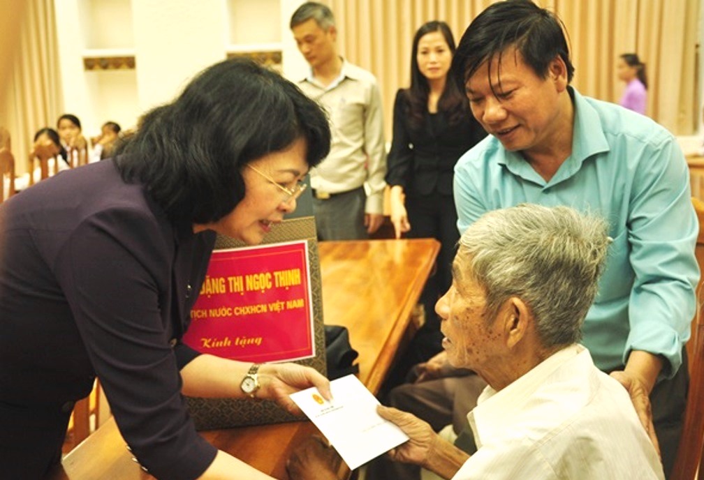 Quảng Nam: Phó chủ tịch nước Đặng Thị Ngọc Thịnh thăm và tặng quà - Hình 1