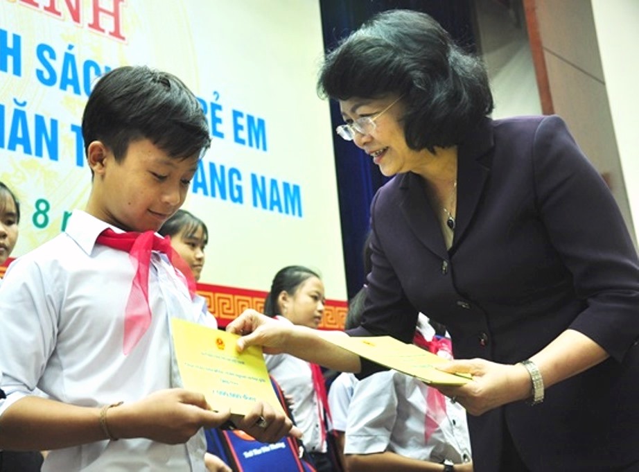 Quảng Nam: Phó chủ tịch nước Đặng Thị Ngọc Thịnh thăm và tặng quà - Hình 2