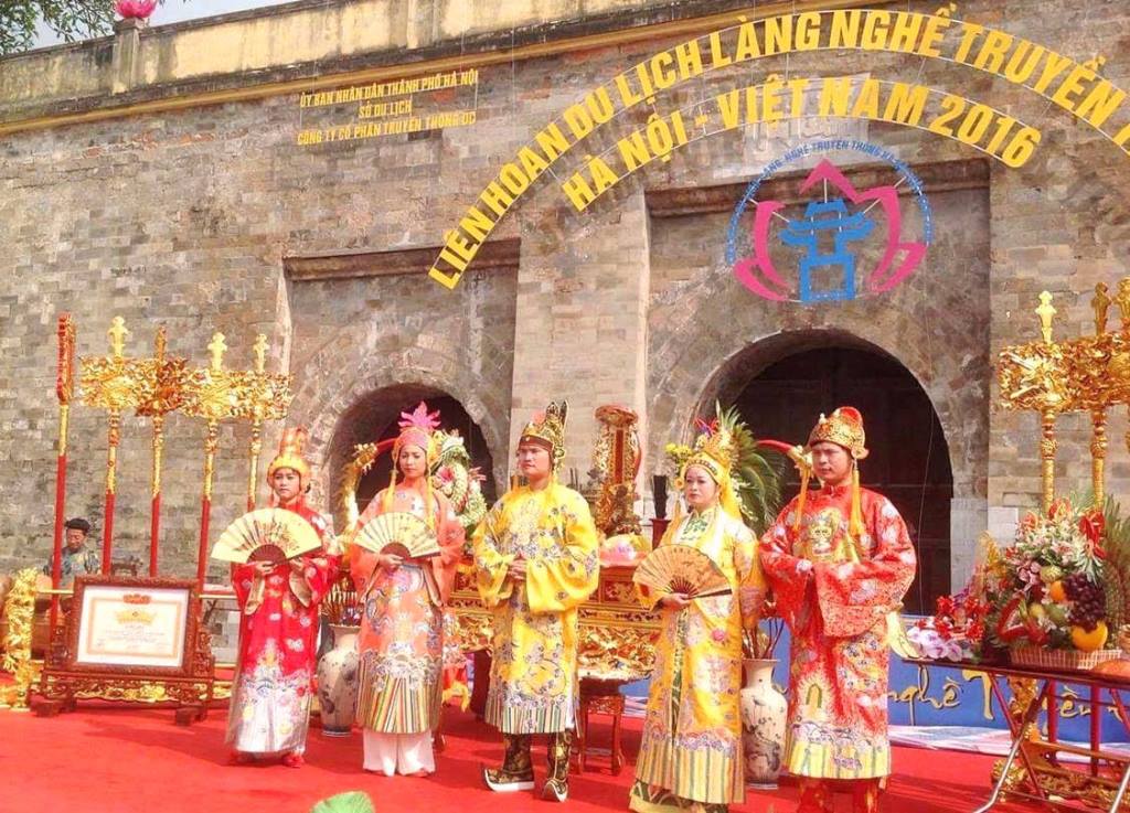 Đưa Huế đi xa - qua trang phục cung đình