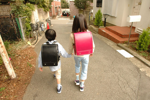 Cặp sách chống gù lưng có thật chống gù cho trẻ như quảng cáo? - Hình 1