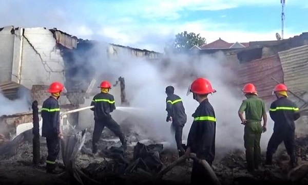 Khánh Hòa: Hỏa hoạn thiêu rụi kho mút xốp 1.000 m2 cùng nhiều tài sản khác - Hình 1