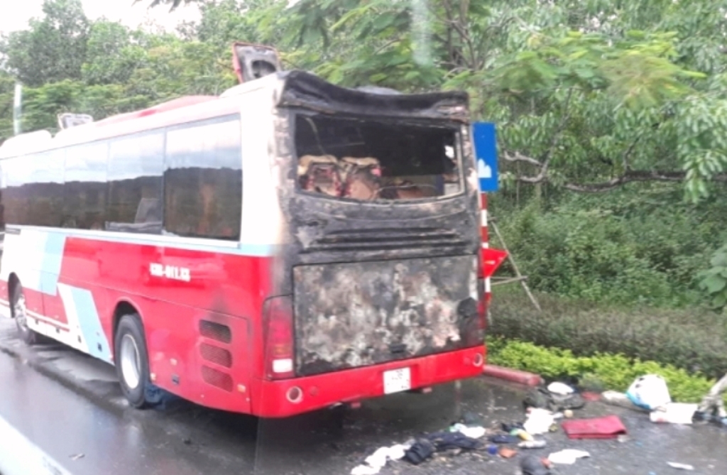 Đà Nẵng: Tàu hỏa húc văng xe tải, xe du lịch bốc cháy giữa đường - Hình 2