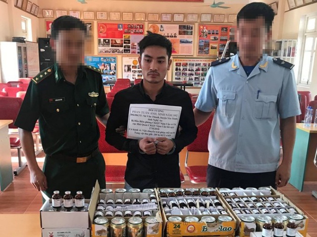 Nghệ An: Bắt đối tượng vận chuyển hàng chục lọ ma túy đá dạng lỏng