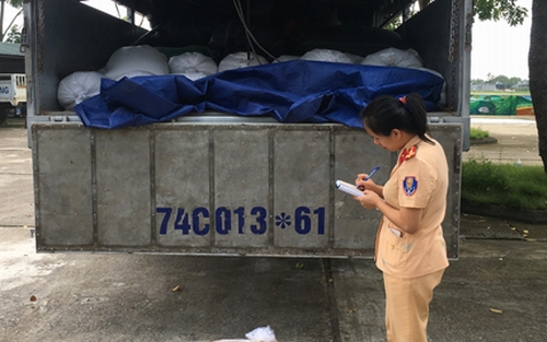 Thanh Hóa: Phát hiện,bắt giữ ô tô chở 750kg mỡ lợn bẩn