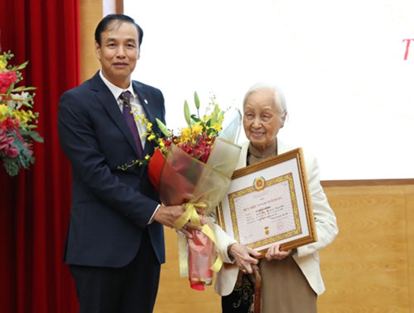 Hà Nội: Tổ chức trao Huy hiệu Đảng đợt Quốc khánh 2/9