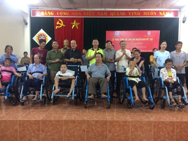 Nghệ An: Trao 20 xe lăn cho người khuyết tật - Hình 1