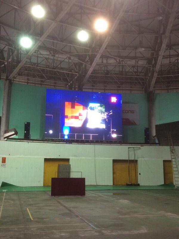 Bắc Giang: Lắp màn hình LED diện tích 40m2 để phục vụ người dân xem bóng đá - Hình 1