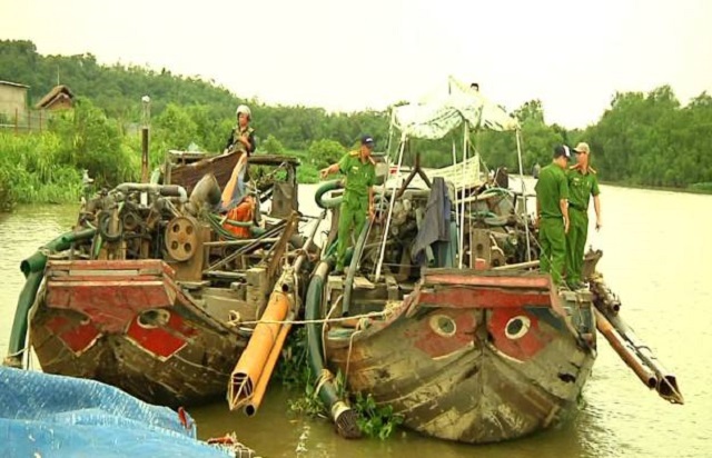 Đồng Nai: Bị vây bắt, “cát tặc” đánh chìm 7 chiếc thuyền phi tang - Hình 1