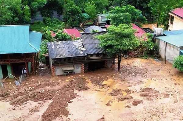 Thanh Hóa: Mưa lớn, lở đất nhấn chìm trường học và nhà dân - Hình 1