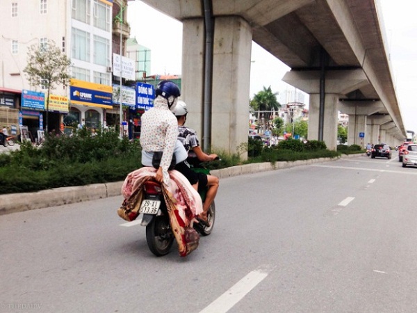 Chở thịt heo bằng xe máy, không đóng thùng sẽ bị xử phạt