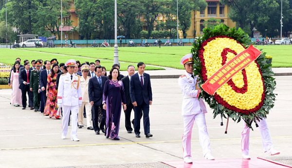 Đoàn lãnh đạo Đảng và Nhà nước viếng lăng Chủ tịch Hồ Chí Minh - Hình 3