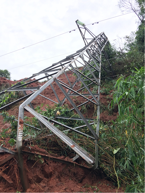 Khắc phục sự cố do mưa lũ: EVNNPC chỉ đạo các đơn vị quyết tâm cấp lại điện cho nhân dân - Hình 1