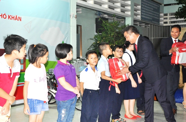 Dai-ichi Life Việt Nam tiếp sức học sinh khó khăn đến trường