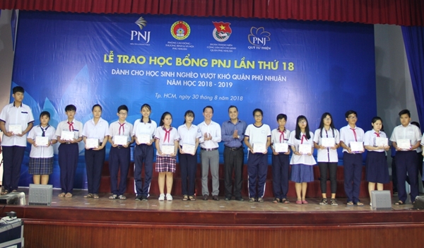 Quỹ Từ thiện PNJ trao 100 suất học bổng cho học sinh nghèo vượt khó