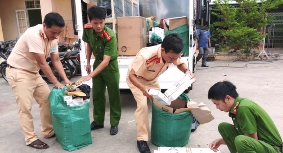 Bình Định: Tạm giữ chủ lô hàng 11.480 bao thuốc lá nhập lậu