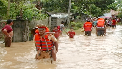 Công an Thanh Hóa nỗ lực giúp người dân vượt qua mưa lũ
