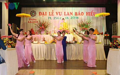 Người Việt tại Séc coi trọng chữ hiếu với đấng sinh thành