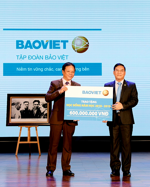 Bảo Việt trao hơn 5 tỷ đồng học bổng nhân dịp khai giảng - Hình 1