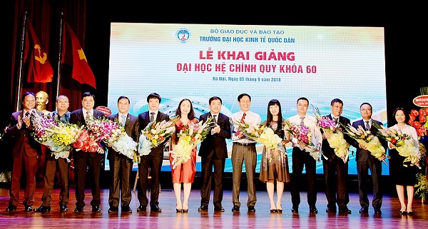 Bảo Việt trao hơn 5 tỷ đồng học bổng nhân dịp khai giảng - Hình 2