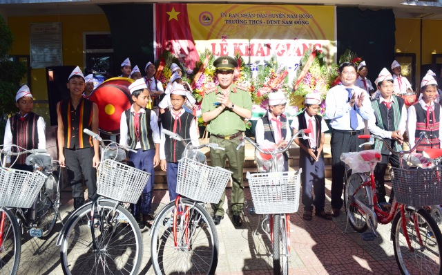 Công an tỉnh Thừa Thiên Huế tặng 57 xe đạp cho học sinh miền núi - Hình 2