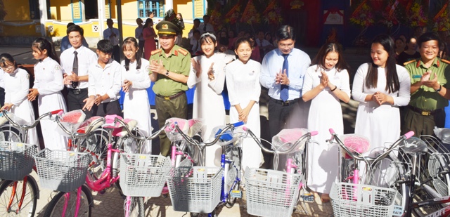 Công an tỉnh Thừa Thiên Huế tặng 57 xe đạp cho học sinh miền núi - Hình 5