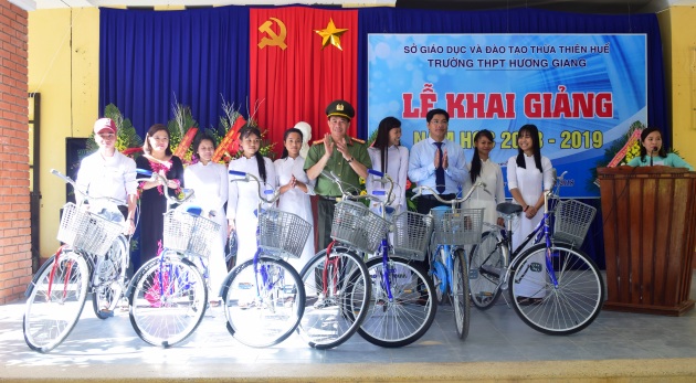 Công an tỉnh Thừa Thiên Huế tặng 57 xe đạp cho học sinh miền núi - Hình 4