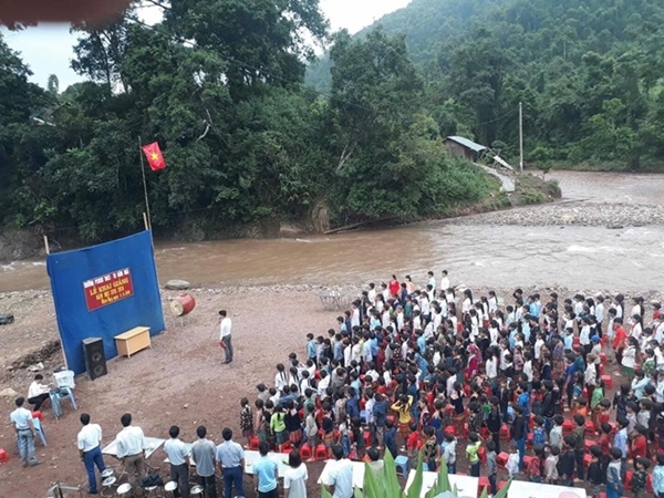 Lai Châu: Lễ khai giảng bên bờ suối ở Mường Tè khiến nhiều người rơi lệ - Hình 2