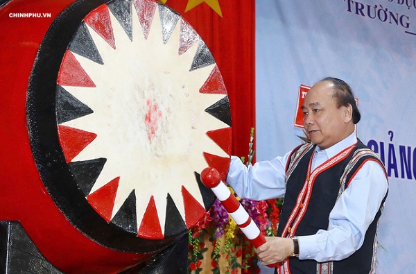 Thủ tướng Nguyễn Xuân Phúc dự lễ khai giảng năm học mới tại Kon Tum - Hình 2