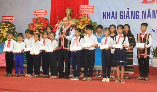 Thủ tướng Nguyễn Xuân Phúc dự lễ khai giảng năm học mới tại Kon Tum - Hình 3