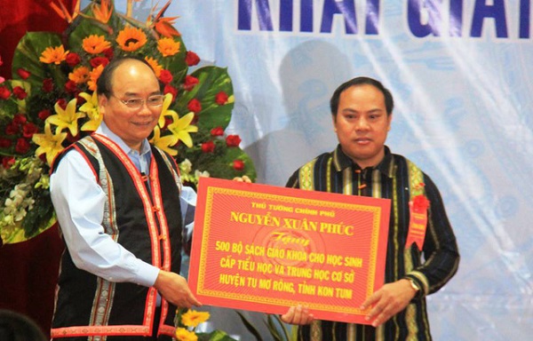 Thủ tướng Nguyễn Xuân Phúc dự lễ khai giảng năm học mới tại Kon Tum - Hình 4
