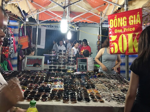 Đeo kính “rởm” hậu quả khó lường