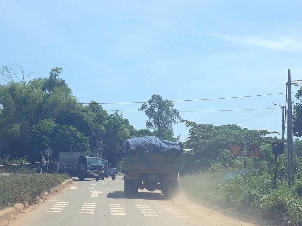 Quảng Nam: Người dân bức xúc vì xe chở đất gây ô nhiễm môi trường