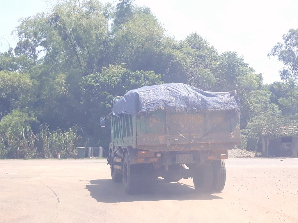 Quảng Nam: Người dân bức xúc vì xe chở đất gây ô nhiễm môi trường - Hình 1