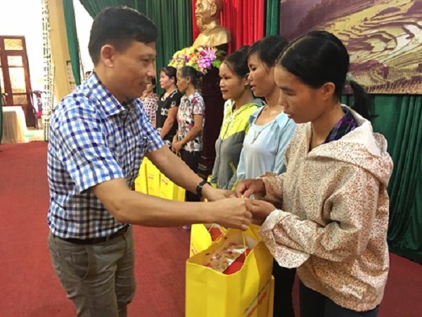 Hơn 500 phần quà được trao cho các gia đình chính sách và HS nghèo vượt khó huyện Bá Thước