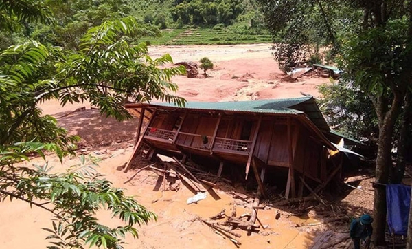 Thanh Hóa: Trung chuyển 32.000 lít xăng cứu trợ cho vùng lũ Mường Lát