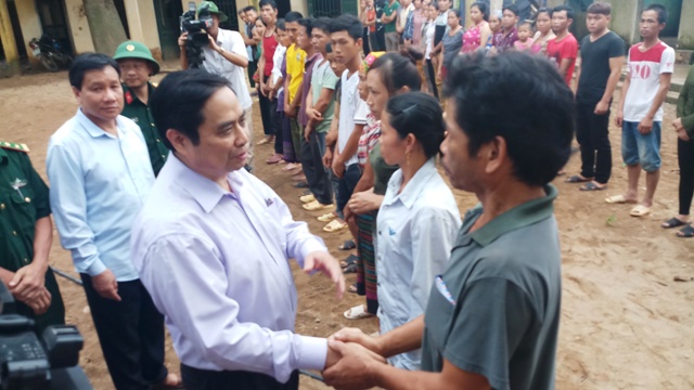 Thanh Hóa: Trưởng ban Tổ chức Trung ương đến thăm và tặng quà bà con vùng lũ - Hình 2