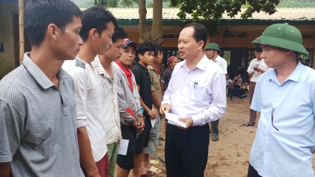 Thanh Hóa: Trưởng ban Tổ chức Trung ương đến thăm và tặng quà bà con vùng lũ - Hình 3