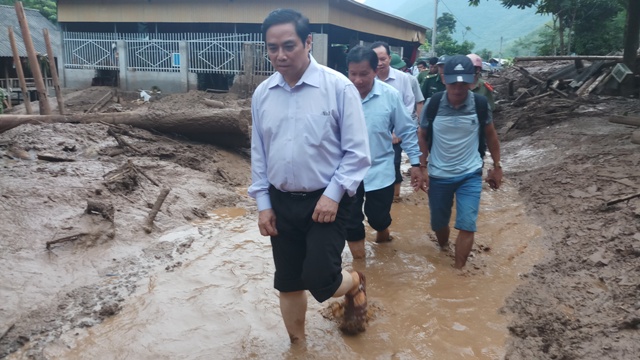 Thanh Hóa: Trưởng ban Tổ chức Trung ương đến thăm và tặng quà bà con vùng lũ