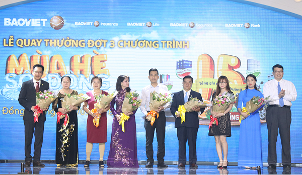 Khách hàng Bảo Việt trúng ô tô Mercedes trị giá 1,5 tỷ đồng khi tham gia 'Mùa hè sôi động'