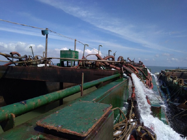 Bị bộ đội biên phòng tiếp cận, cát tặc liều lĩnh chống đối trên biển Cần Giờ