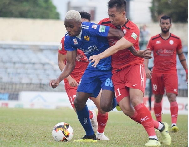 Thua Quảng Nam, TPHCM rơi xuống khu vực nguy hiểm