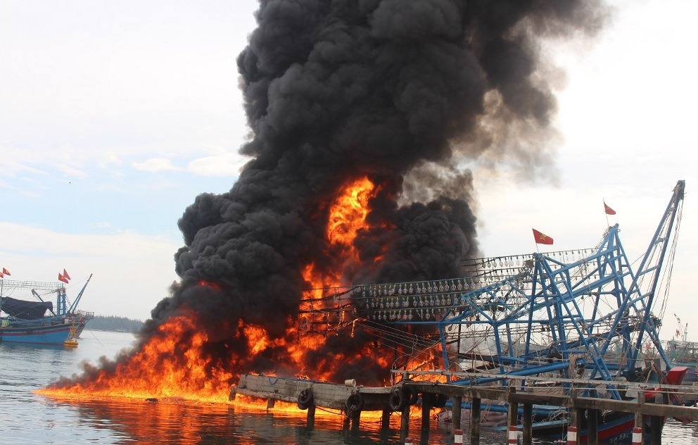 Quảng Nam: Cháy tàu, 11 ngư dân nhảy xuống biển thoát thân