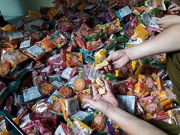 Hà Nội: Tiêu hủy 17.600 chiếc bánh Trung thu không rõ nguồn gốc