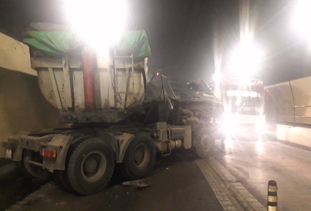 Đà Nẵng: Xe tải và xe đầu kéo tông nhau giữa đường hầm Hải Vân - Hình 2