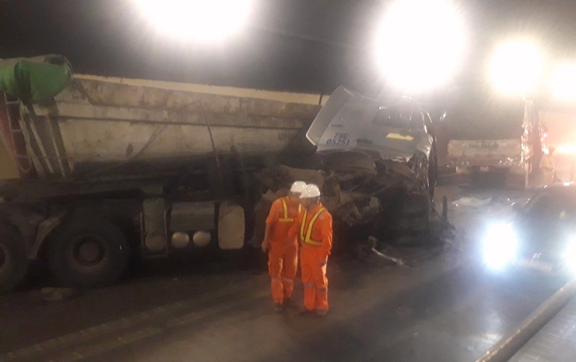 Đà Nẵng: Xe tải và xe đầu kéo tông nhau giữa đường hầm Hải Vân